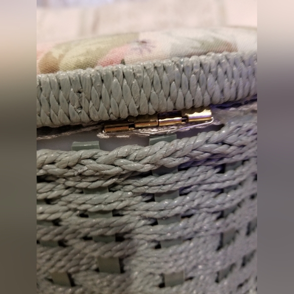 Vintage Heart Shaped Wicker Basket/Sewing Basket/Picnic Basket 14"x11"x7" - Picture 5 of 5